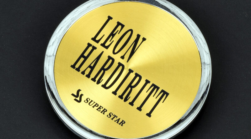 Leon Hardiritt center cap in gold finish