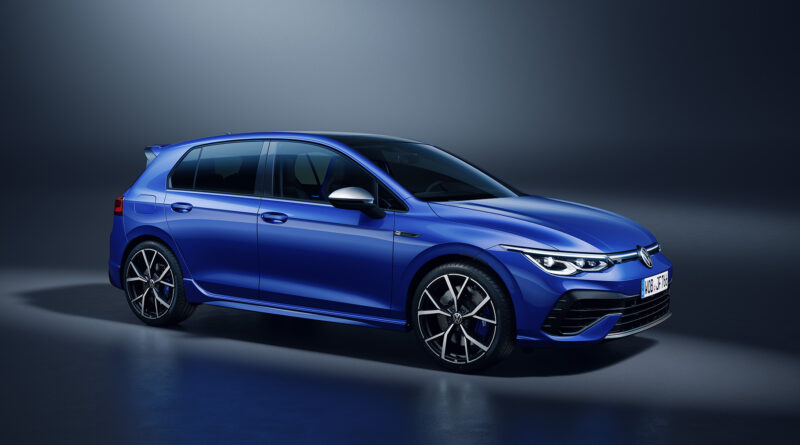 2022 Volkswagen Golf R front perspective view